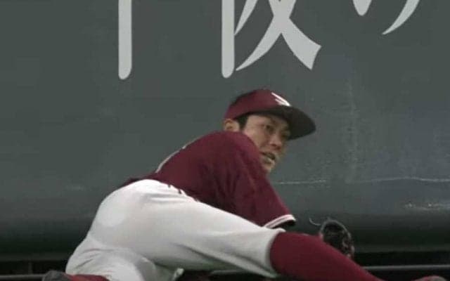 「彼は捕手登録です」　楽天岡島のフェンス恐れない“スパイダーキャッチ”が凄い