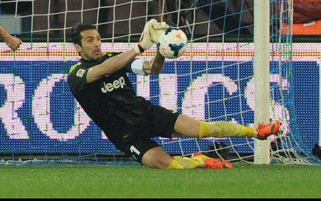 守護神ブッフォンがナポリ相手に見せた圧巻のスーパーセーブ3連発！【アンビリーバブル・セーブス】