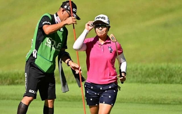 比嘉真美子、2打差2位に浮上　小祝さくらと最終組対決「優勝したい。どんどん攻める」