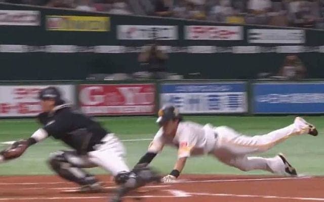 鷹・柳田悠岐が“魂のヘッドスライディング”　ロッテ守備陣の隙突き勝ち越しの生還