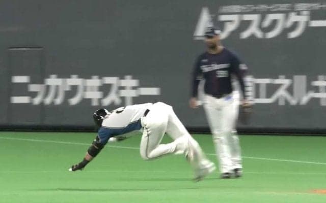 「本塁打に近い一塁打」　ハム中田が見せた摩訶不思議の“フェンス直撃単打”