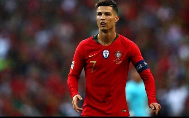 スタンド観戦のC・ロナウド、ノーマスクでスタッフの注意を受ける