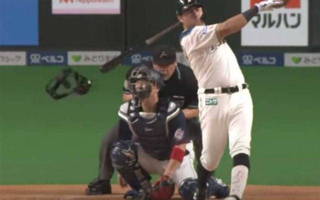 強烈ファウルが次々直撃…審判を襲った悲劇にファン心配「痛そう」「大丈夫かな」