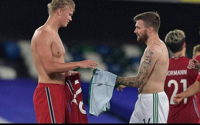 リーズファンのハーランド、代表戦ではにかみながら主力MFダラスにユニ交換を求める