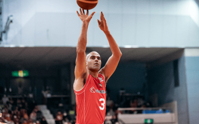 マイケル・パーカーが神宮球場に登場！15日のヤクルトvs横浜戦で始球式を担当