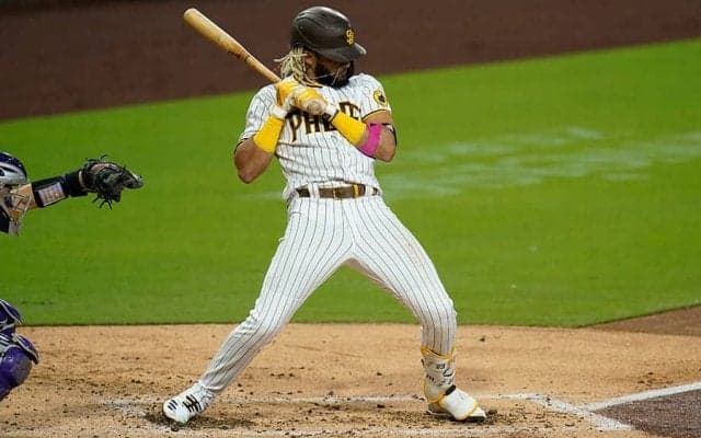 【MLB】頭部付近の危険球に間一髪…タティスJr.の軟体術に米仰天「マトリックス」