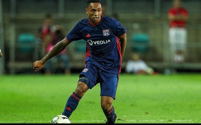 フルアム、リヨンからオランダ代表DFテテを4年契約で獲得！背番号は2を着用