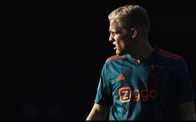 スールシャール「ファン・デ・ベークは多才で、非常に知的で賢い選手」