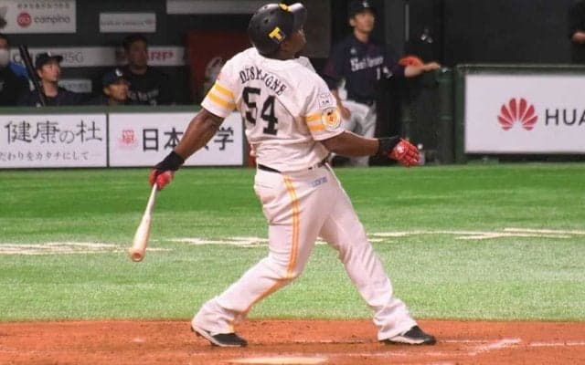 「これ入るんか」一見は“左飛”に…　鷹デスパイネが驚愕の滞空時間7秒弾