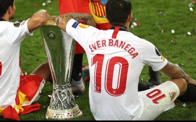 止まらないクラブへの愛、バネガがセビージャ退団会見で堪らず男泣き