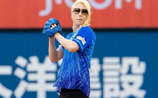 “現代ホスト界の帝王”ROLANDが始球式　「No.1」ユニで暴投「制球に難ありました」