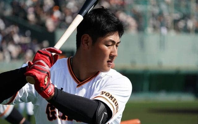「何度でも見ていられるバット放り投げ」　巨人・岡本の“確信”特大決勝弾にファンうっとり