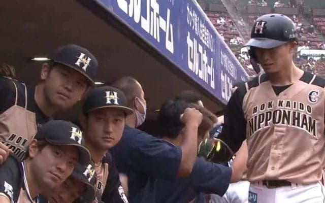 お決まり「カメラ目線」に新展開…3ランの日ハム西川“予想外”パフォにファン爆笑
