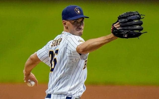 【MLB】同僚も思わず爆笑の珍プレー　ブルワーズ左腕がマウンド上で尻餅＆大股開き大回転