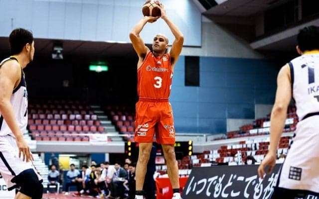 マイケル・パーカーが始球式登板！　注目の一投はノーバウンドでキャッチャーミットへ