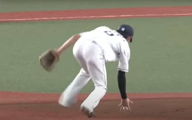 「しれっとスーパープレーする」西武・源田の超絶“ベアハンド”にファン驚愕