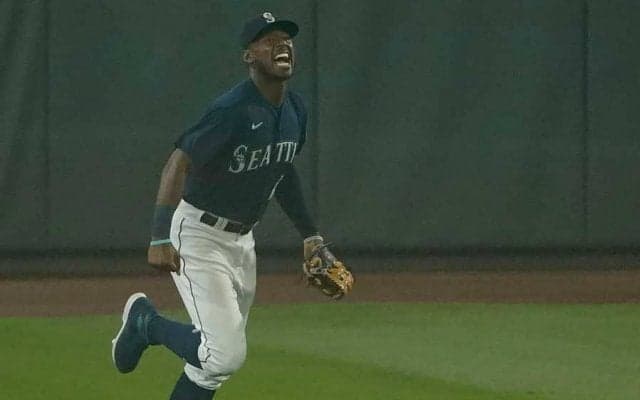 【MLB】満塁HR阻止の好プレー　新人王候補の“跳び過ぎ大ジャンプ”に米興奮「年間最高だ！」