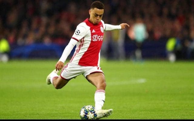 バイエルン、アヤックスSBデスト獲得に向け関心継続!　障壁はクラブ間の評価額