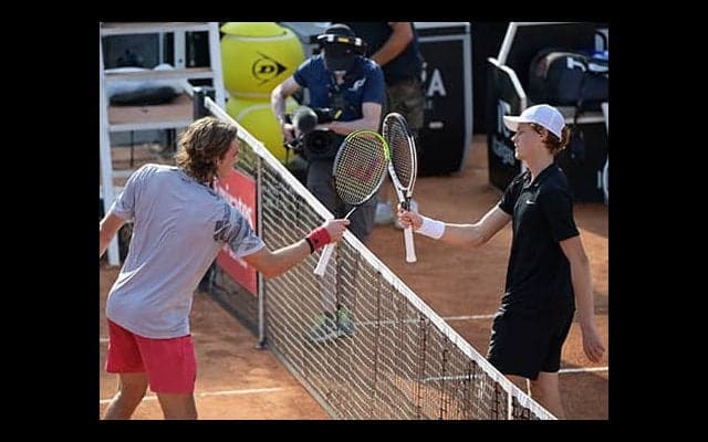  19歳シナー チチパス破る金星 