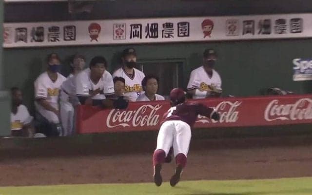 「魂のプレー」楽天・鈴木の泥だらけダイビングキャッチにファン称賛
