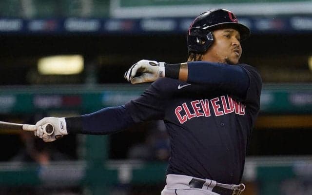 【MLB】地面スレスレ変化球にバット投げ“秘打”？　米実況も唖然「オーマイゴッド」