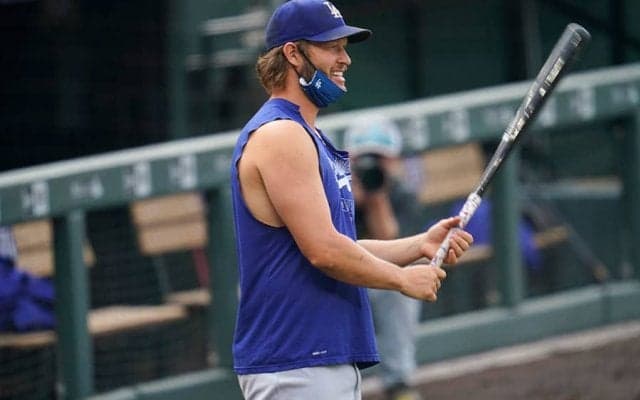 【MLB】「こりゃ笑える」「弱肩」最強左腕カーショーの不格好な“右投げ”にファン爆笑
