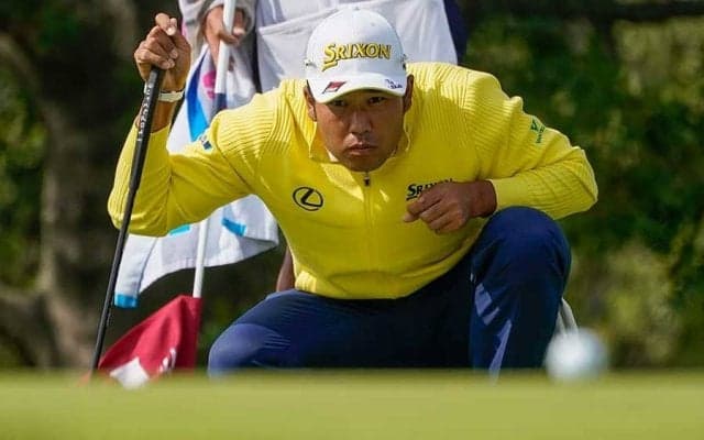 松山が万歳！　凶悪グリーン攻略のチップインバーディーを米絶賛「完璧に傾斜を使う」