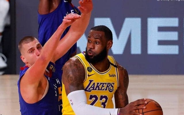 MVPの投票結果でレブロンが激高？ レイカーズがナゲッツを粉砕してシリーズ先勝