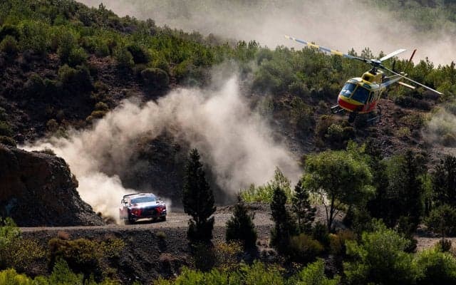 WRCトルコ：最終日は波乱の幕開け、上位8人中5人にパンクでエバンスが首位浮上