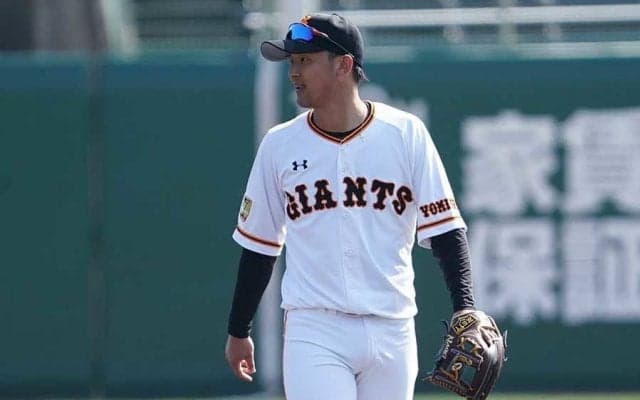 「球際つよっ」　完全に宙に浮いた巨人・吉川尚の“空中遊泳キャッチ”にファン惚れ惚れ