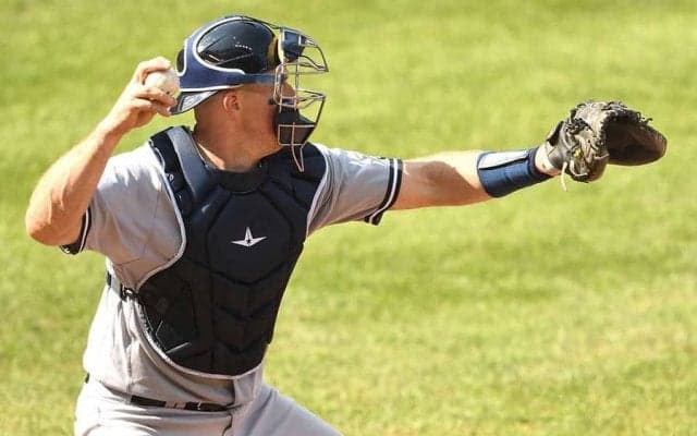 【MLB】捕手が“魔球”で空振り奪取　40歳の無回転ナックルに米騒然「18禁レベルのエグさ」