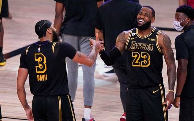 【NBA】「俺のダチに敬礼、もっと敬意を!!」　デービスのブザービーターを同僚レブロンも絶賛