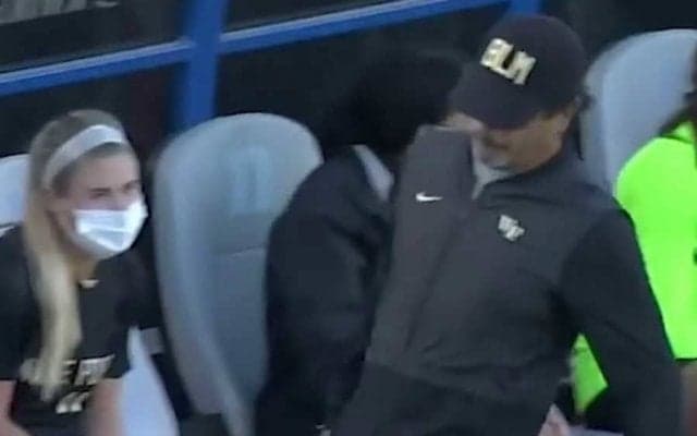 ドジな監督に選手も白い目　米女子サッカーの珍場面に笑撃「彼は助けが必要よ」