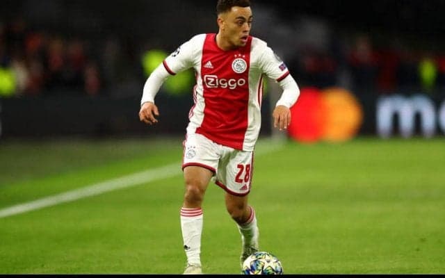 バルサ、オランダ出身19歳右SBデストを巡ってアヤックスとクラブ間合意か