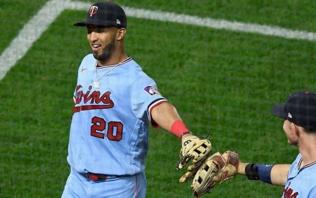 【MLB】「なんてスロー！」153キロ送球で二塁走者を悠々アウトに　衝撃補殺に実況興奮