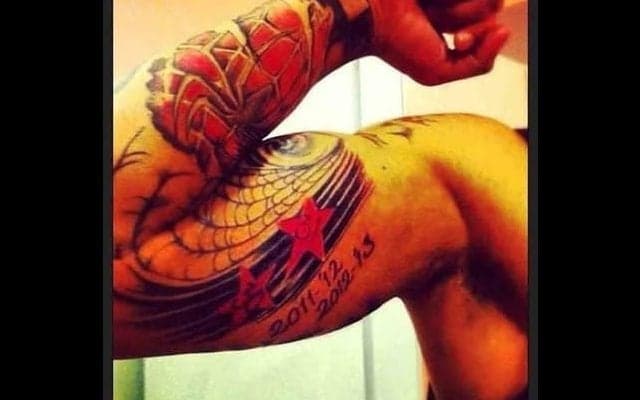 物議を醸すアルトゥーロ・ビダルに刻まれた\"タトゥー\"