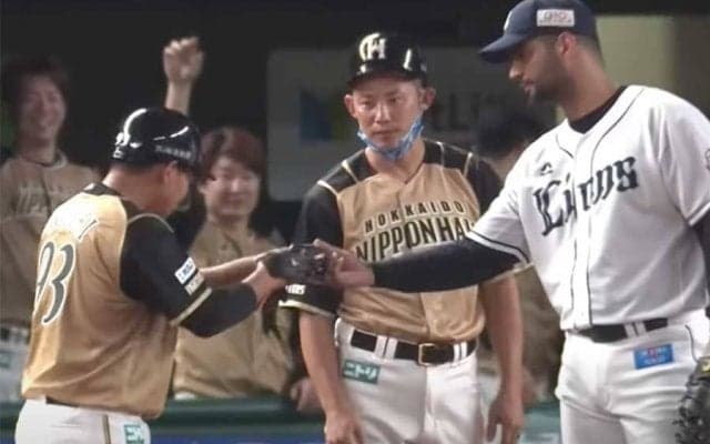 「心温まる瞬間」初安打のハム樋口に“粋な祝福”　西武メヒアの優しさにほっこり