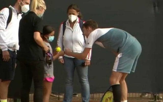 ドヤ顔サーブが少女に被弾　ヒヤヒヤ珍事に海外様々「危険すぎる」「美しい対応」