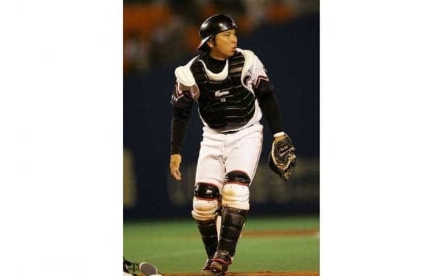 ロッテ、10・4西武戦でOB里崎氏が始球式に登場　歌手・モデルの鈴木愛理さんとバッテリー