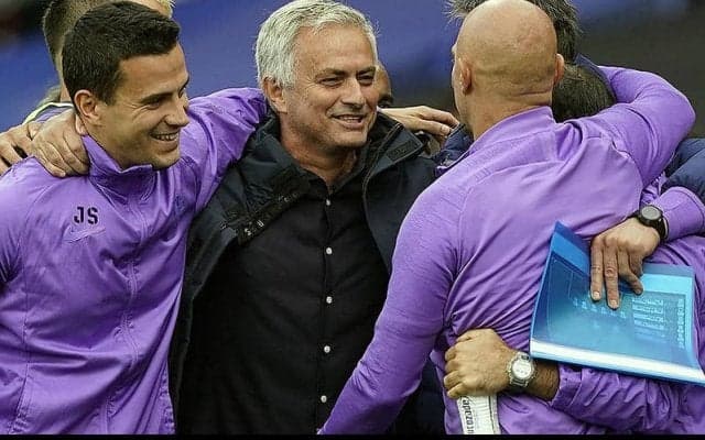 モウリーニョが有言実行!　自身のファンだった父を亡くした記者との写真撮影を実施