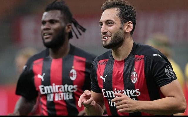 チャノハノール＆コロンボ弾で打ち合いを制したミランがプレーオフ進出を決める！《EL予選》