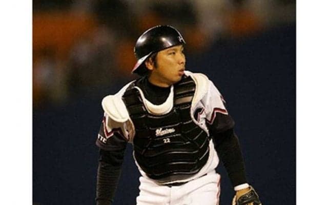 ロッテOB里崎智也氏が10・4西武戦の始球式に登場　投手は元℃-uteの鈴木愛理さん