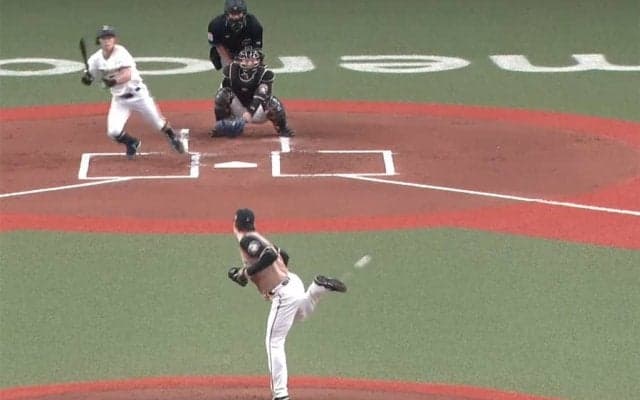 「球史に残りそう」な珍プレー　ハム有原の絶妙“足技”→樋口の超速送球に仰天