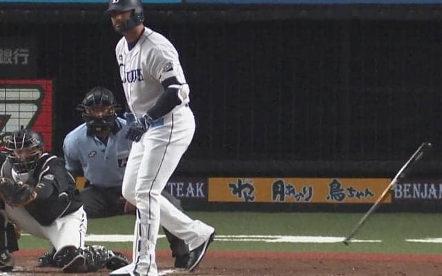 西武メヒアの豪快な“四球バット投げ”特集動画にファン熱狂「狂おしいほど好き」