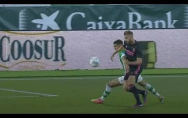 プジョル マドリー戦での物議醸す判定に絵文字で反応