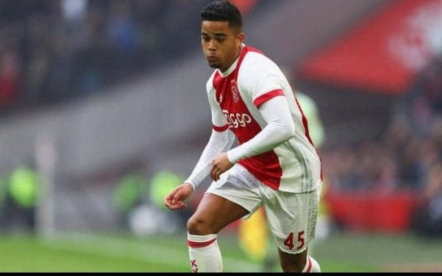 密集地帯をアヤックスオフェンスが切り裂く！細かいパス回しからJ・クライファートが決めた連携ゴール【チーム・ゴールズ】