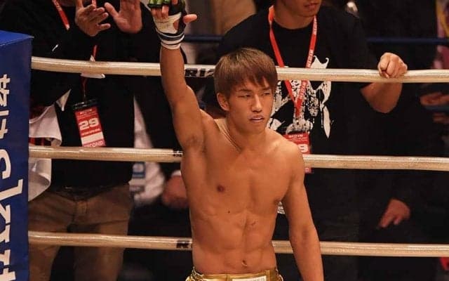 RIZIN王者・朝倉海、ド迫力1300万円ベンツとの1枚に3万反響「愛車の顔もイカツっ！」