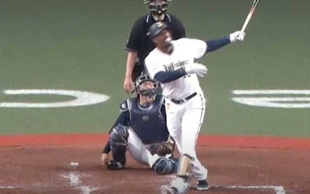 風船ガムを膨らませながら特大弾…　オリ・AJの“曲芸本塁打”にファン衝撃