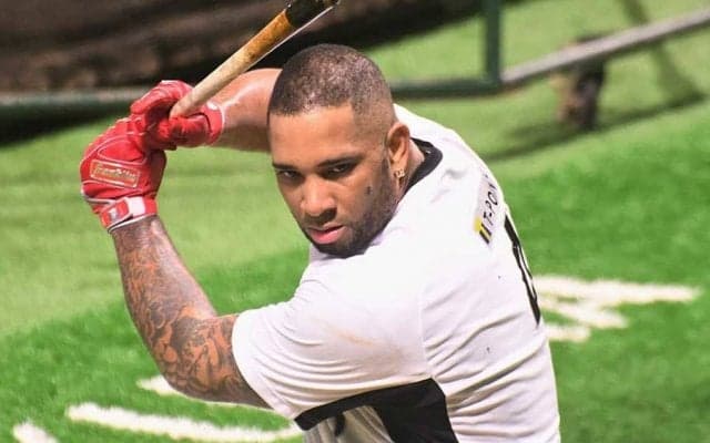 鷹バレンティン、“意味深”投稿の真意は…　「10か月以上も家族と離れて」