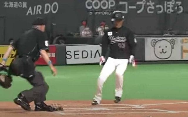 速すぎて「意味がわからない」　ロッテ和田の超速スクイズ生還に審判もびっくり？
